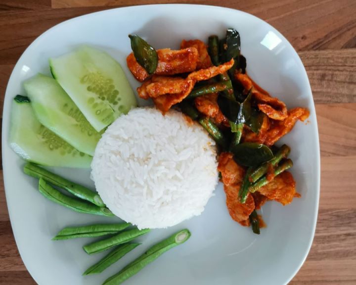 Rotes Thai-Curry mit Schweinefleisch und langen Bohnen